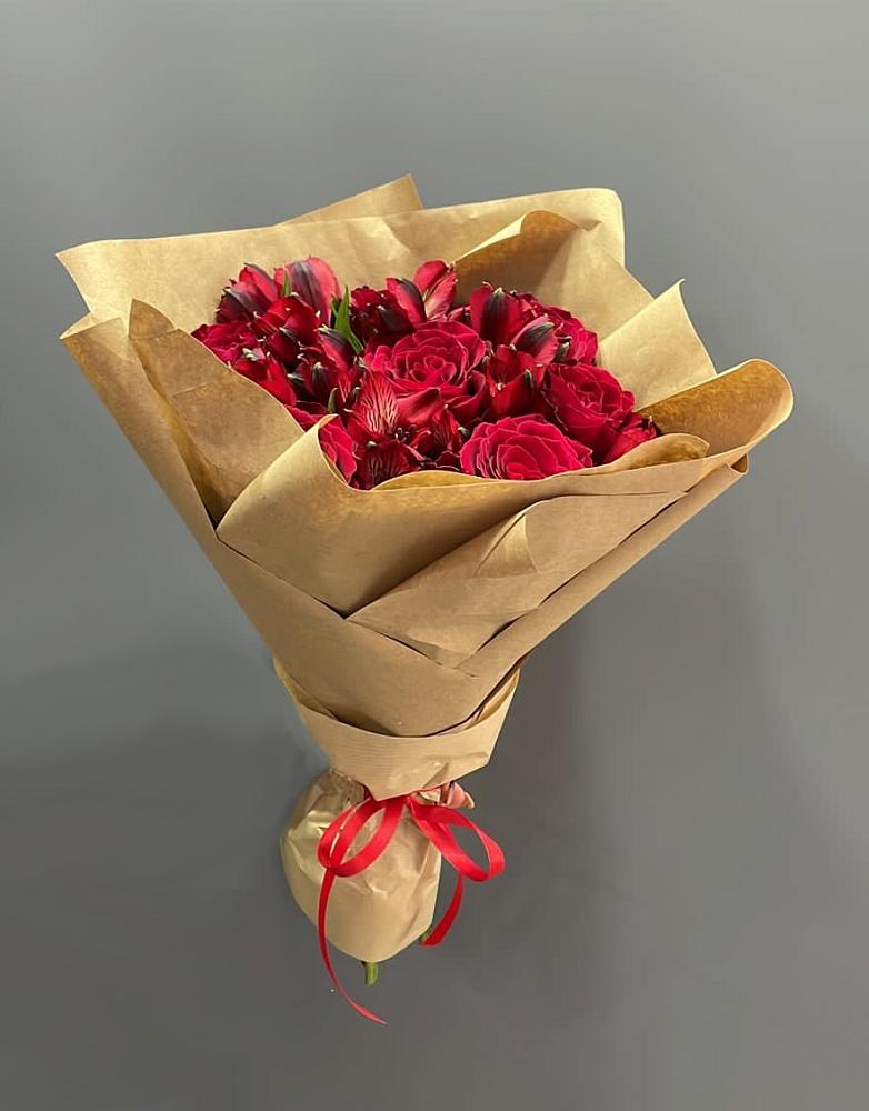 Букет цветов из: Альстромерии и Розы в Николаевске-на-Амуре