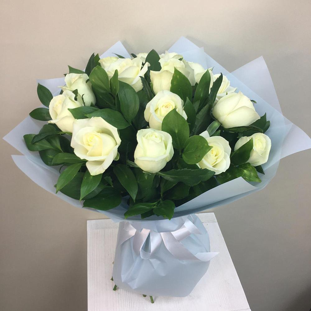 Букет 15 Белых роз Проуд в Николаевске-на-Амуре