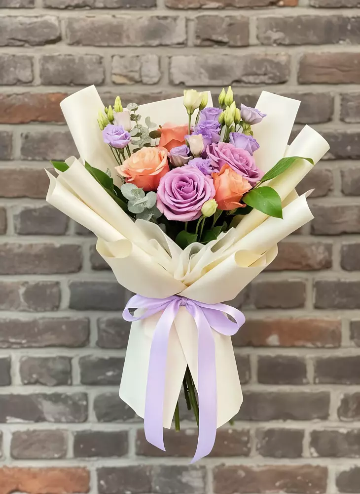 Букет цветов из: Лизиантусы и Розы в Николаевске-на-Амуре