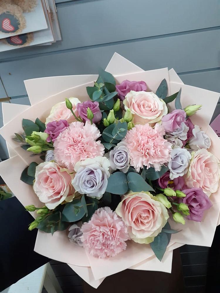 Букет цветов из: Розы, Гвоздики и Лизиантусы в Николаевске-на-Амуре