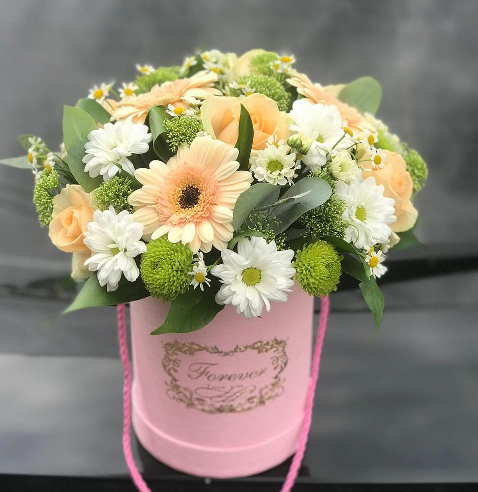 Цветочная композиция из Розы, Герберы и Хризантемы в шляпной коробке в Николаевске-на-Амуре